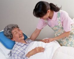 Dịch vụ chăm sóc người bệnh tại Hà Nội giá bao nhiêu? Thuê ở đâu uy tín, chuyên nghiệp